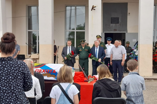 В Оренбургском районе проводили в последний путь Марата Лямина, погибшего на Украине. 