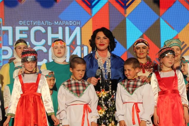 Надежда Бабкина с участниками фестиваля «Песни России» в посёлке Кугеси.