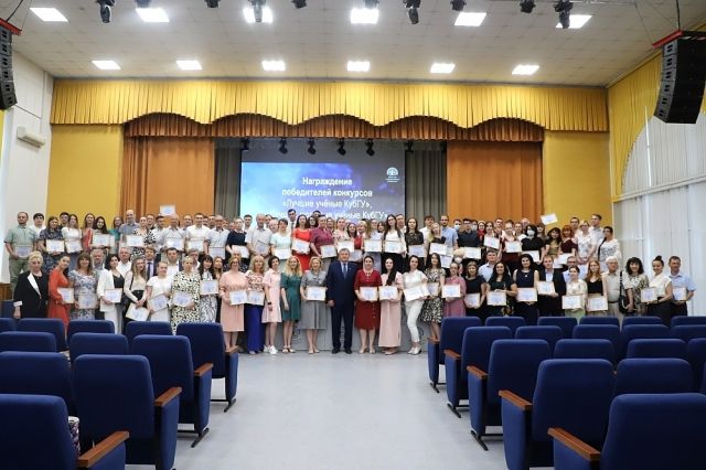Ректор Кубанского государственного университета Михаил Астапов вручил дипломы лучшим учёным и лучшим молодым учёным вуза.
