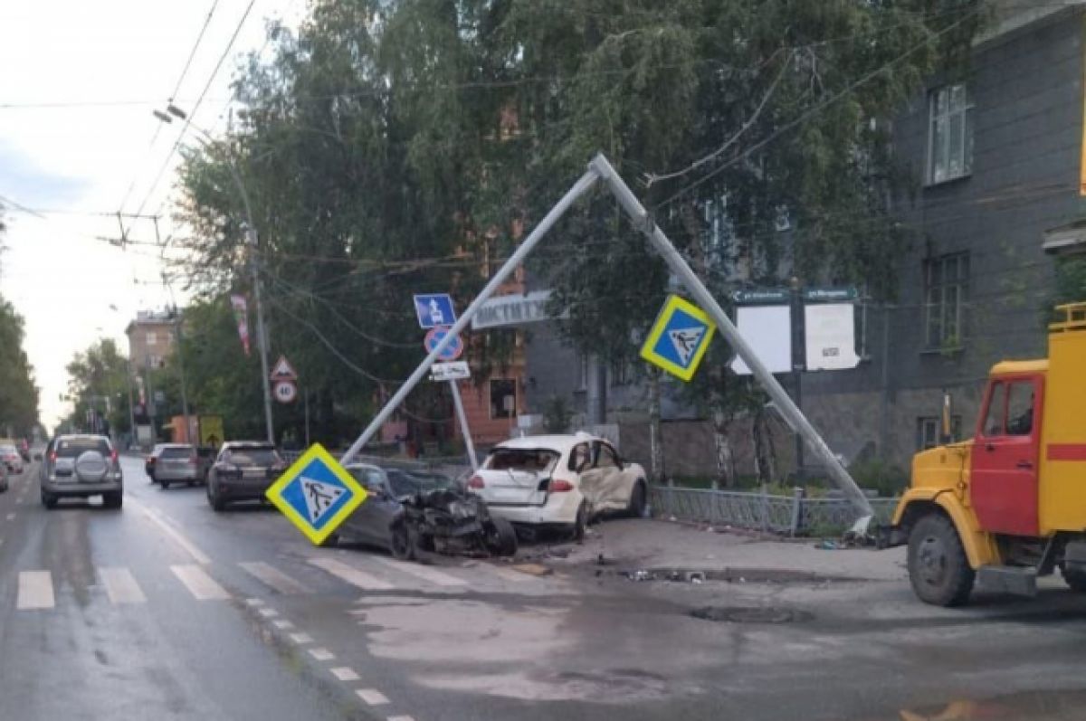 Что происходит 23 июня. Авария в Новосибирске на Красном проспекте. Авария на Красном проспекте Новосибирск сегодня. ДТП на Красном проспекте Новосибирск. Авария на Красном проспекте Новосибирск вчера.