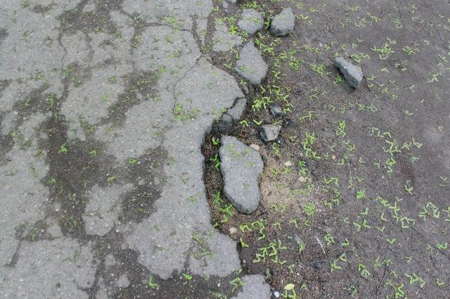 Тротуары на Туркестанской вновь начали сыпаться