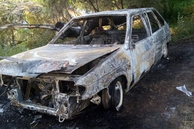 Тело пенсионера из Оренбурга было обнаружено в сгоревшей машине в лесу.