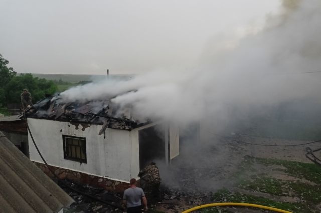 Причиной пожара в Пономаревском районе мог стать грозовой разряд.
