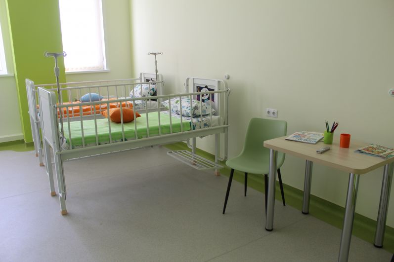 В детских палатах больше простора, света и цвета. Малыш может находиться под присмотром врачей вместе с мамой.