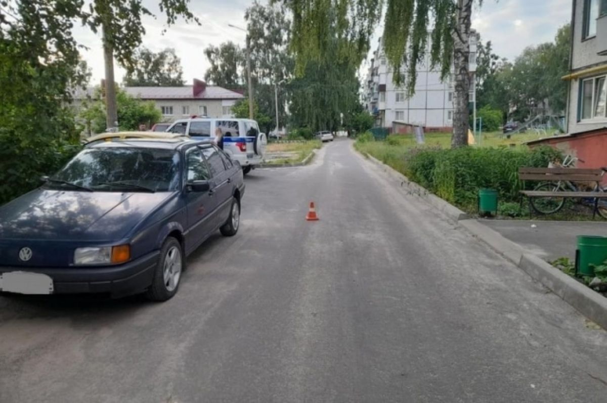 Авто брянская область. Машина на дороге. Машины по городу. Автомобиль на улице.