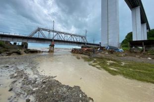 Та самая река Чемитоквадже, которая унесла две машины в море.