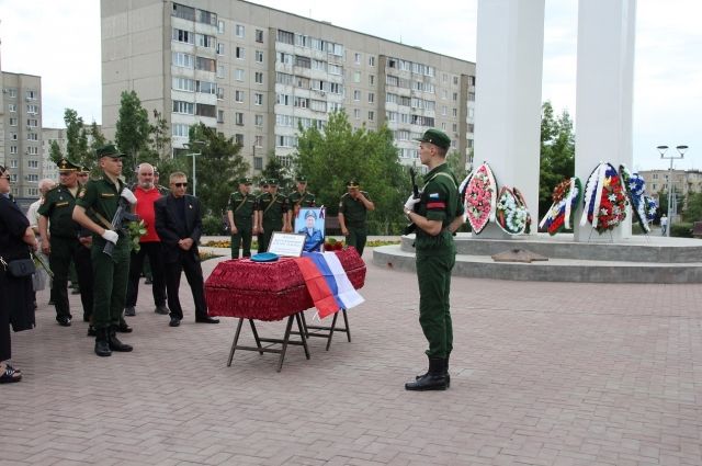 Жители Новотроицка простились с разведчиком спецназа ГРУ Артемом Юсуповым, погибшим на Украине.