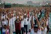 21 июня — Международный день йоги. Люди занимаются йогой в Ахмадабаде (Индия).