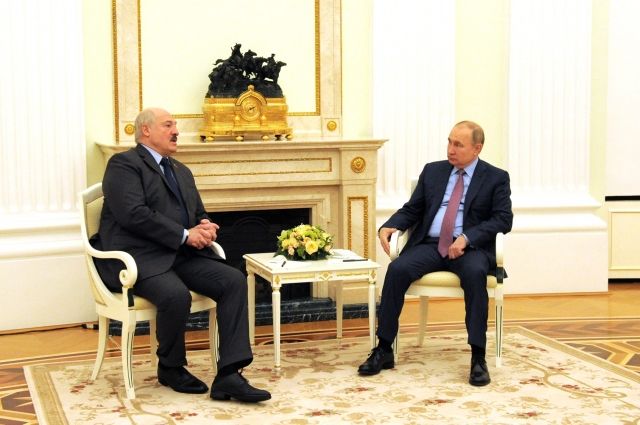 Лукашенко поздравил Путина с 30-летием дипотношений Москвы и Минска