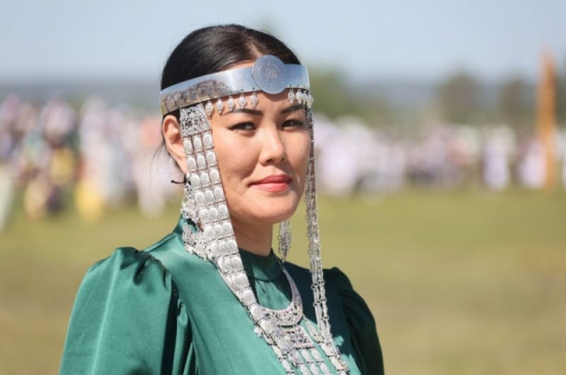Девушка в якутских национальных украшениях.