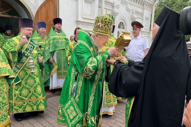 Ковчег с частицей мощей преподобного Сергия Радонежского встречал митрополит Красноярский и Ачинский Пантелеимон.