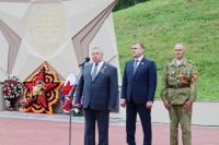 Губернатор поблагодарил Николая Воробьева за помощь в реконструкции Кургана Бессмертия и поддержку поисковиков.