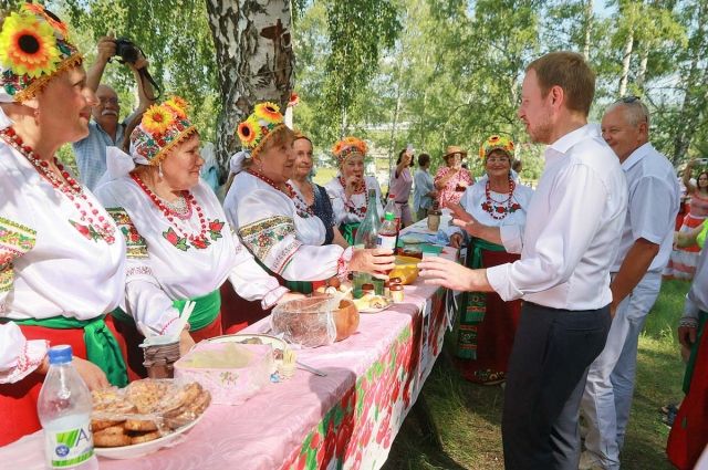 Губернатору Алтая предложили выпить самогон на фестивале Рождественского