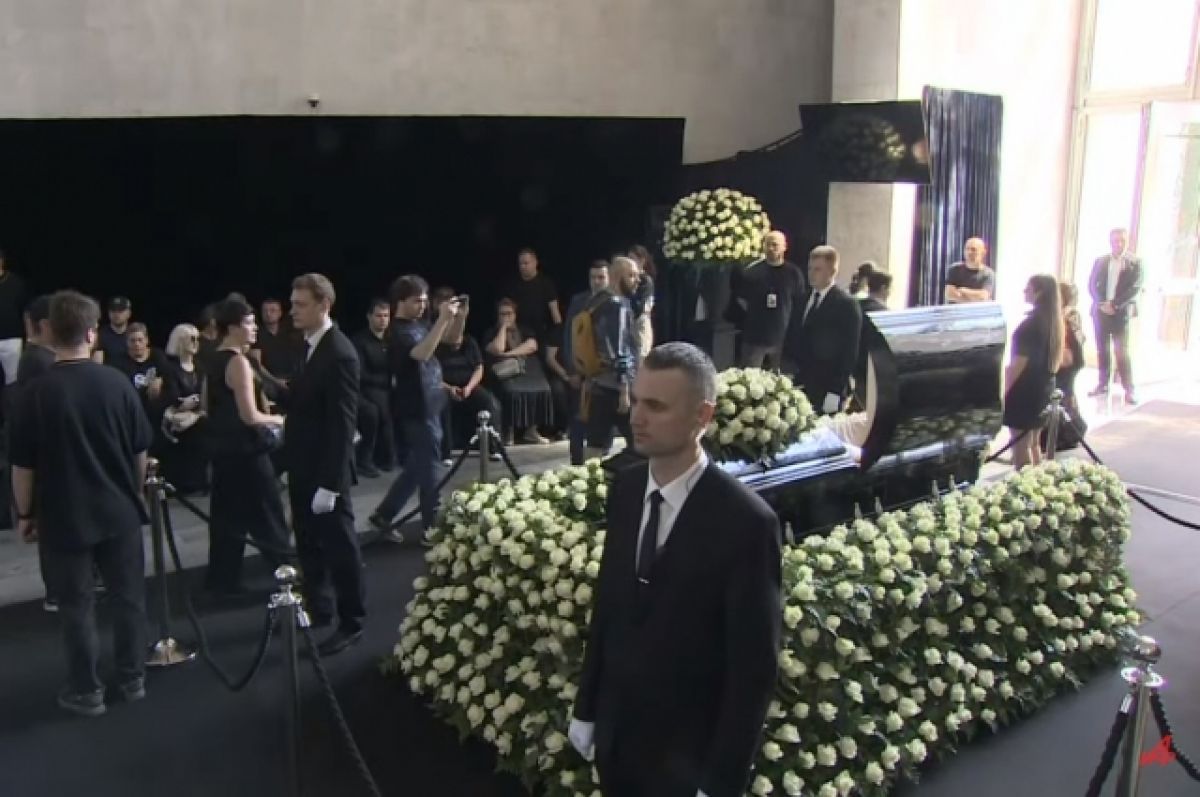 Сколько пришло проститься с навальным. Похороны Юрия Шатунова церемония прощания. Прощальная церемония Шатунова.