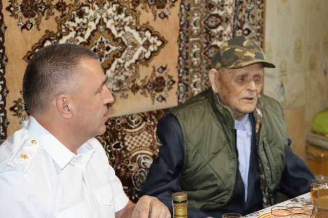 Фронтовик за столом поделился воспоминаниями.
