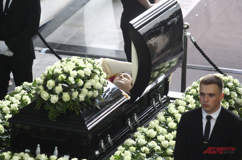 Похороны салтанат нукеновой фото в гробу. Прощаниесюриемшатуновым.