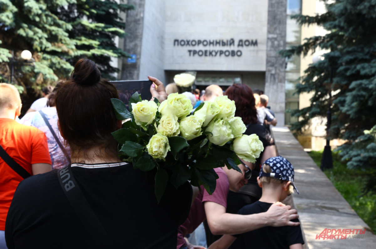 Прощание юр. Похороны Юрия Шатунова 28 июня. Человек с розами прощание.
