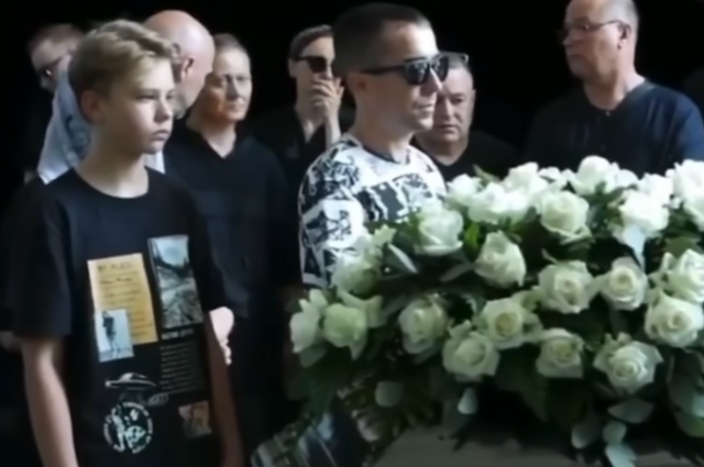 Директор Шатунова подтвердил, что сына певца на церемонии прощания не было