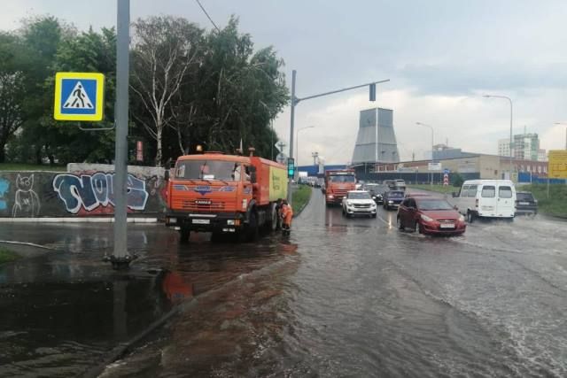 В середине июня сильный дождь подтопил дороги в центре Челябинска.