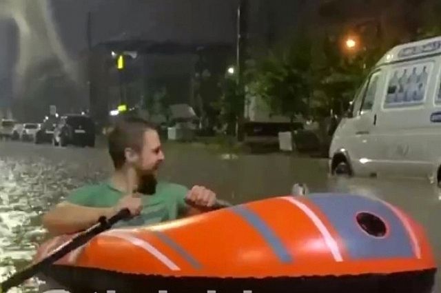 Житель Краснодара выплыл на лодке прямо на дорогу улицы Московской.