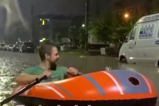 Житель Краснодара выплыл на лодке прямо на дорогу улицы Московской.