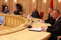 Президент Республики Беларусь Александр Лукашенко на встрече с губернатором Самарской области Дмитрием Азаровым.