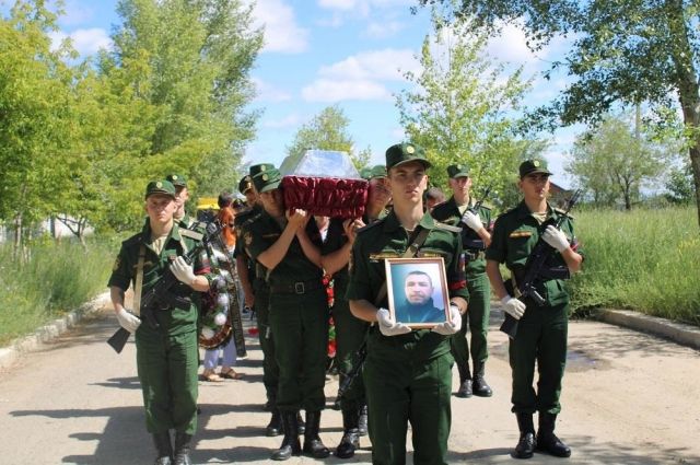 В Оренбуржье простились с погибшим на Украине Андреем Кавериным.