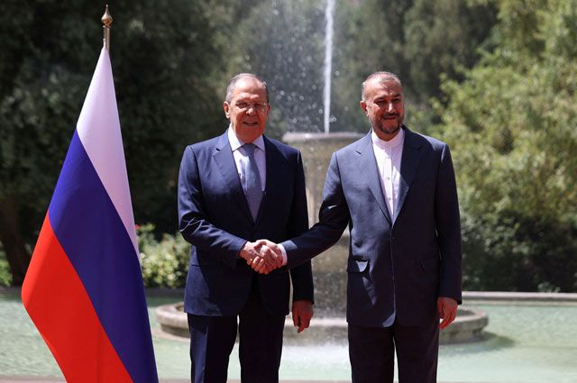 Министр иностранных дел РФ Сергей Лавров и министр иностранных дел Ирана Хоссейн Амир Абдоллахиан во время встречи в Тегеране.
