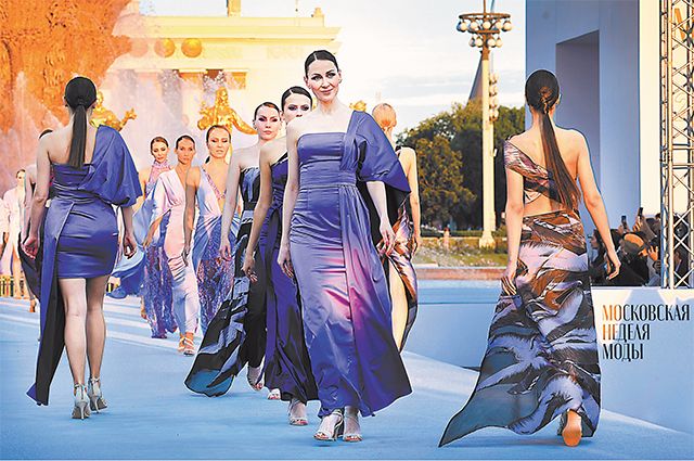 На ВДНХ представила свою коллекцию дизайнер Алёна Нега. Площадка у фонтана «Дружба народов» на время Московской недели моды превратилась в подиум для индивидуальных и коллективных показов.