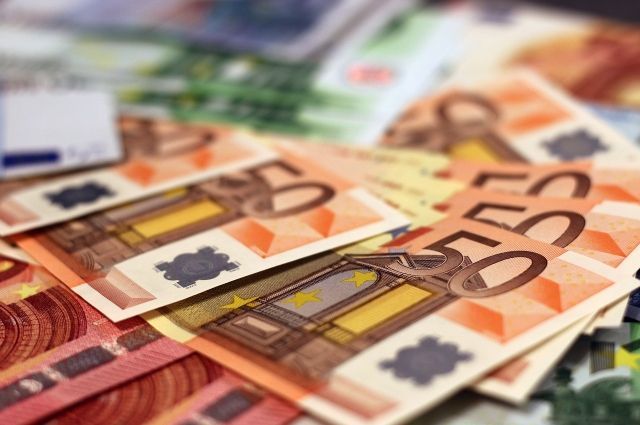 Впервые с мая 2015 года курс евро опустился ниже 55 рублей