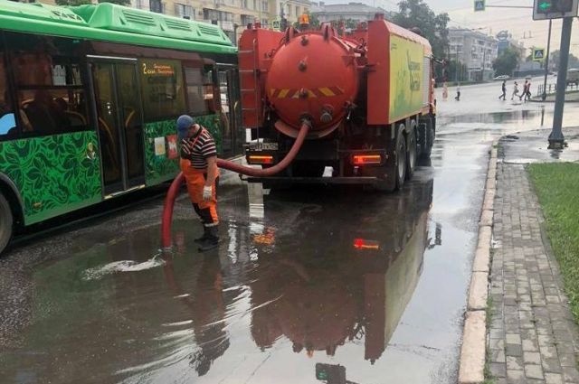 После особенно сильных дождей специалистам приходится бороться с подтоплением дорог.