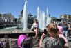 Жители города отдыхают у фонтанов на Манежной площади