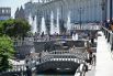 Жители города отдыхают у фонтанов на Манежной площади