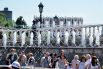 Жители города отдыхают у фонтанов на Манежной площади