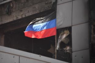 Флаг ДНР в Мариуполе.