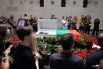 Люди на церемонии прощания с певцом Пьером Нарциссом в ритуальном зале Центральной клинической больницы в Москве