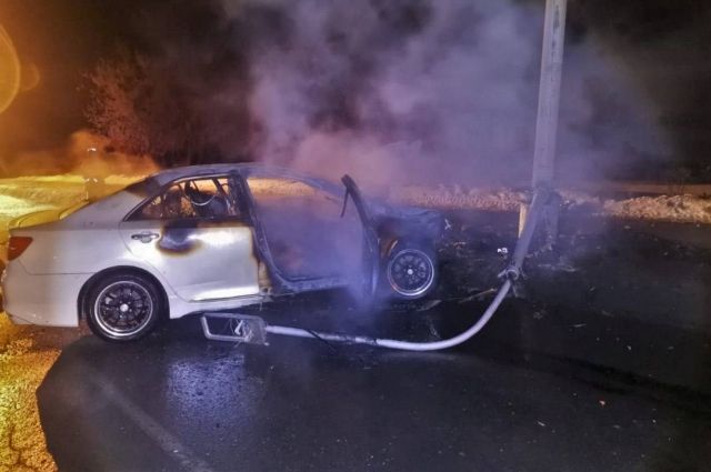 В марте 2022 года нетрезвые водитель и пассажир врезались на автомобиле в столб и едва не погибли в начавшемся в машине пожаре.