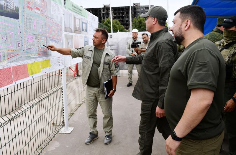Заместитель министра обороны РФ Тимур Иванов (в центре) и глава ДНР Денис Пушилин (справа) инспектируют строительство новых жилых кварталов в Мариуполе.