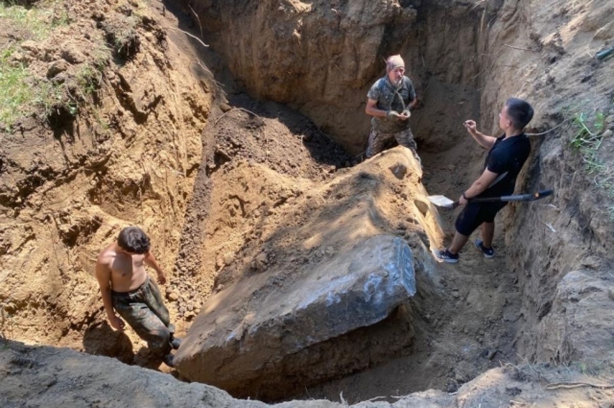 В расстрельной яме времен ВОВ ростовские поисковики нашли часть памятника