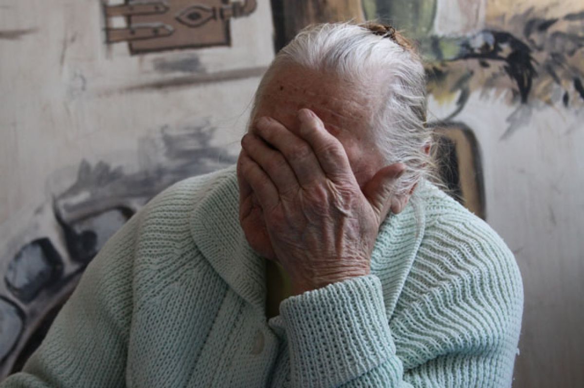 Elderly people often become a victim of. Пенсионер. Пенсионерка. Пенсионерка мошенники. Пенсионерка перевела.