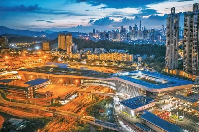 В этом году отмечается 25-ая годовщина с момента возвращения Гонконга под юрисдикцию Китая. На снимке Восточная транзитная автомагистраль города Шэньчжэнь, построенная для развития региона "Большого залива" Гуандун-Гонконг-Макао.