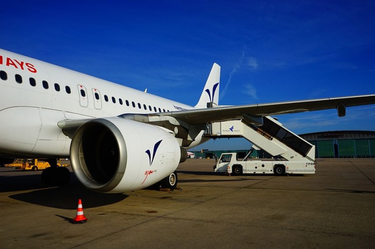 Толпа пассажиров чуть не обрушила трап к самолету «Москва-Барнаул»