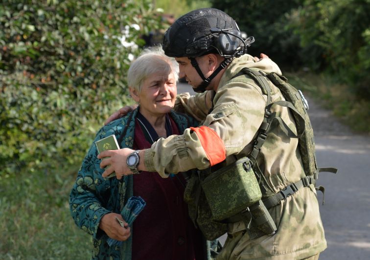 Местная жительница встречает бойцов Народной милиции ЛНР на окраине Лисичанска