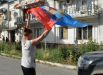 Местная жительница с флагом ЛНР на одной из улиц Лисичанска
