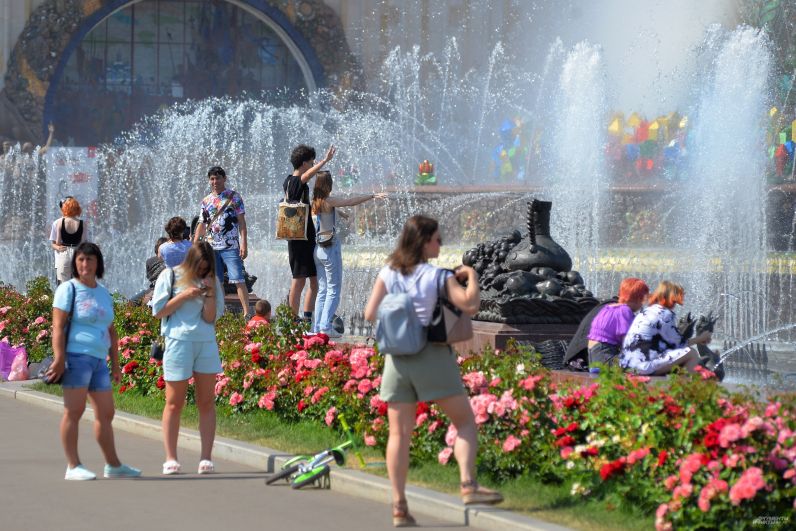 Жители города отдыхают у фонтана «Дружба народов» на ВДНХ.