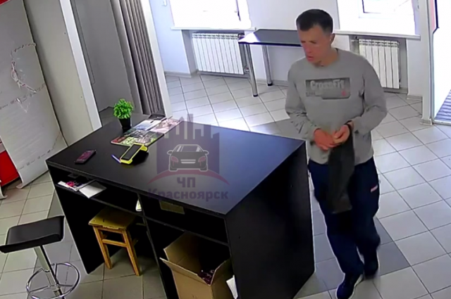 Сейчас злоумышленника, укравшего смартфон за 60 тысяч рублей, разыскивают.