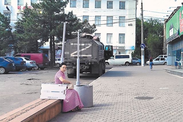 Дороги в столице Донбасса хранят следы прилётов и спецтехники.