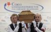 Вынос гроба с телом художника-мультипликатора Леонида Шварцмана после церемонии прощания в Доме кино