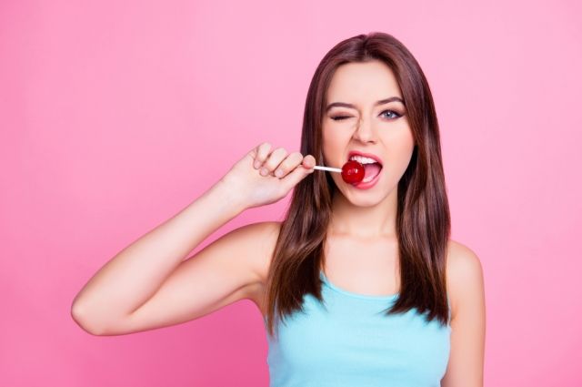 Сладкоежкам на заметку. Как защищать зубы при любви к конфетам и сахару?