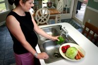 Чтобы не заболеть, надо тщательно мыть фрукты и овощи.